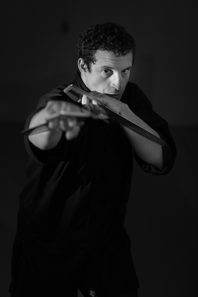Cyrille avec des sabres papillons
