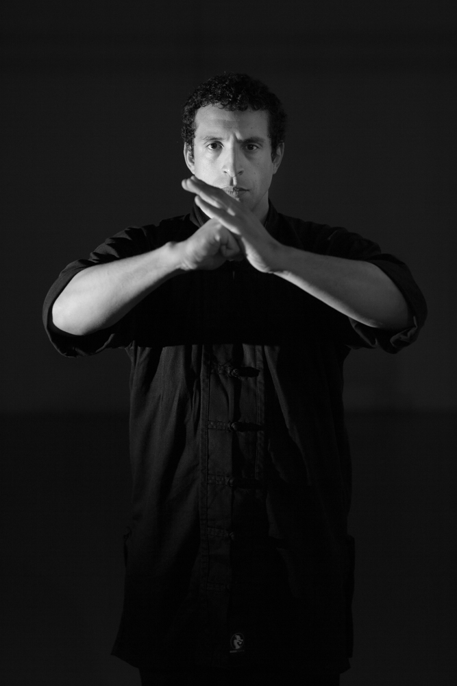 Cyrille Freiermuth effectuant un salut martial