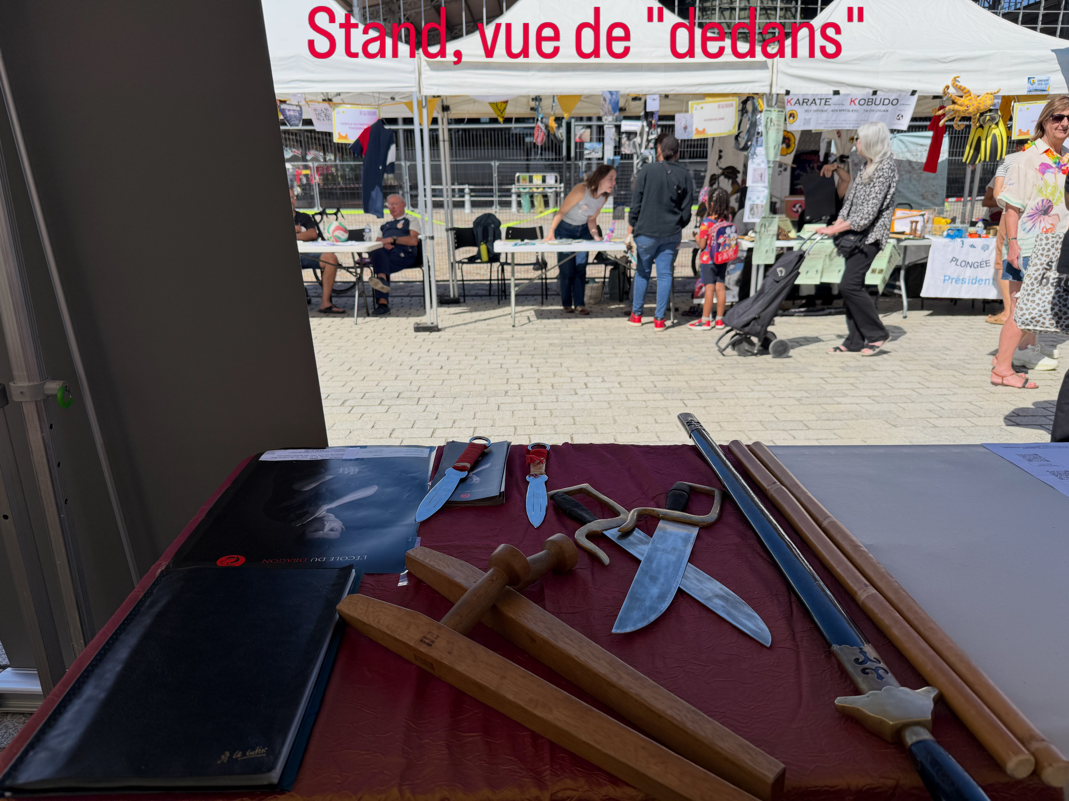 Le forum des associations vu depuis l’intérieur du stand de l’école