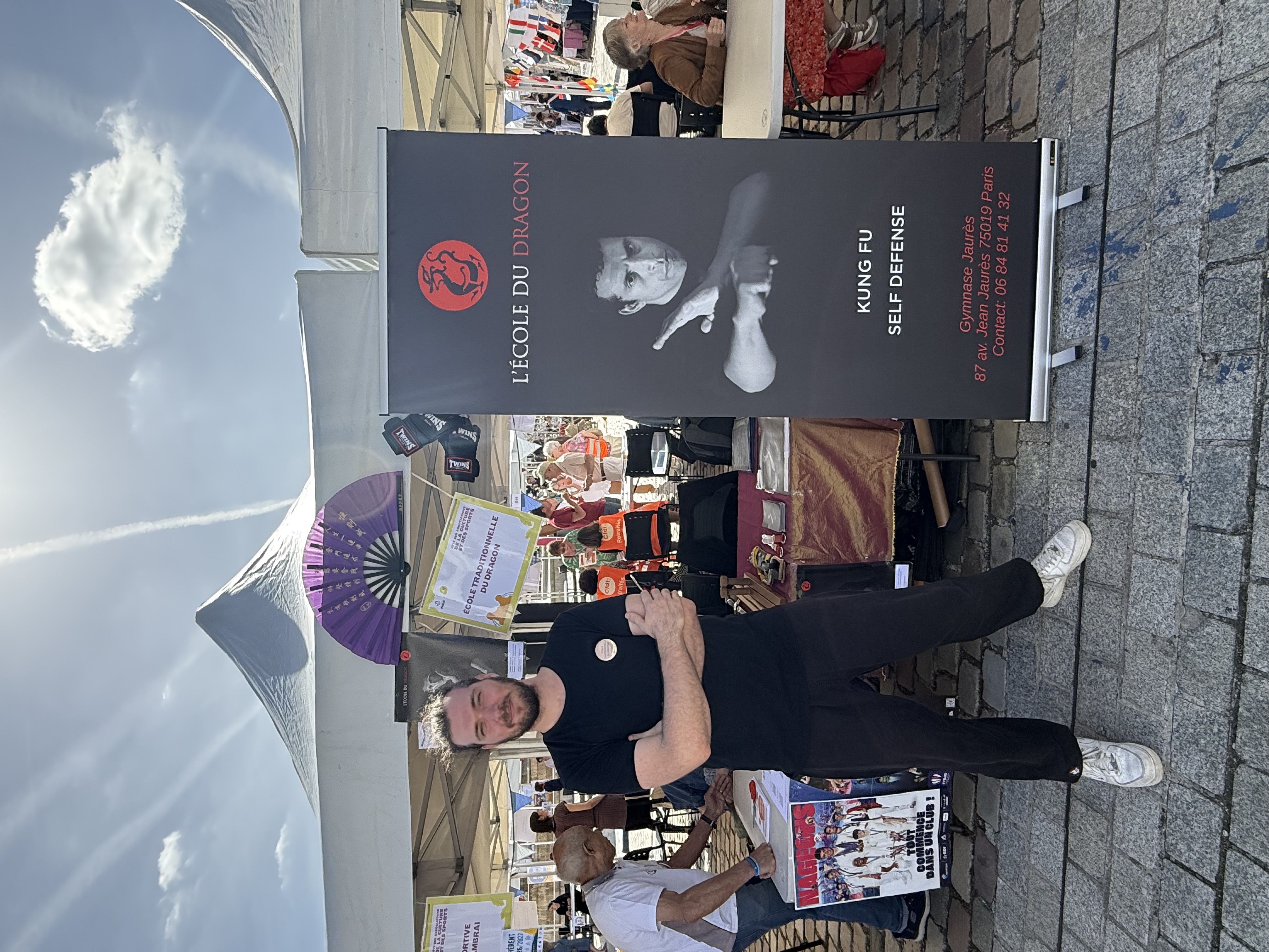 Un représentant de l’école devant le stand du forum des associations