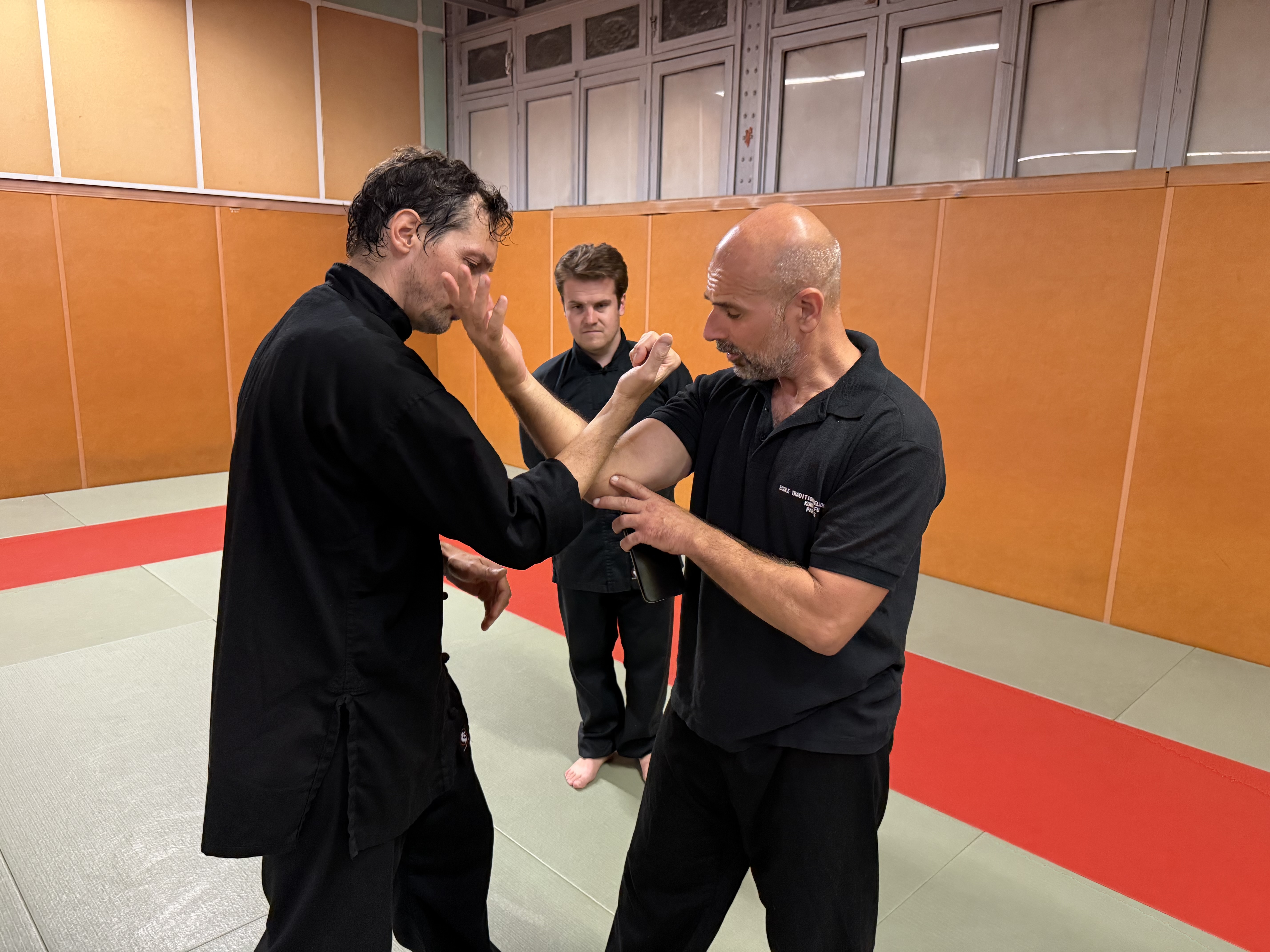 Tony expliquant une technique de blocage à un élève